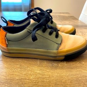 Boys Tom’s sneakers